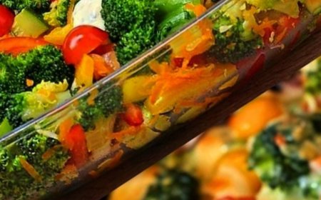 Creamy Baked Broccoli with Tomatoes and Kale