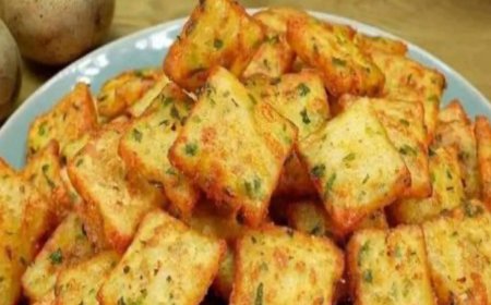 Bring a basket of fried potatoes and mix them with herbs