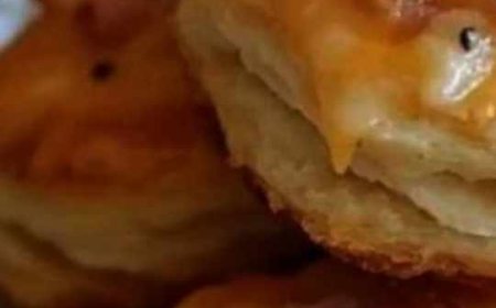 Biscuits with Cheese and Bacon in Puff Pastry