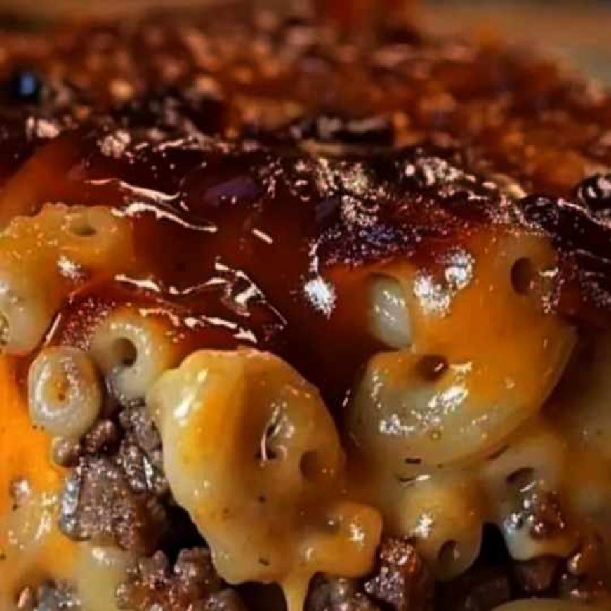 Macarrones con queso y pastel de carne al horno.