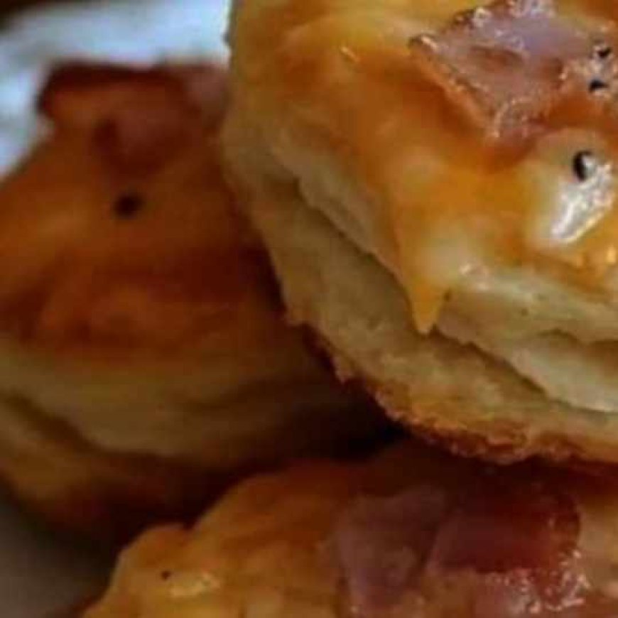 Biscuits with Cheese and Bacon in Puff Pastry