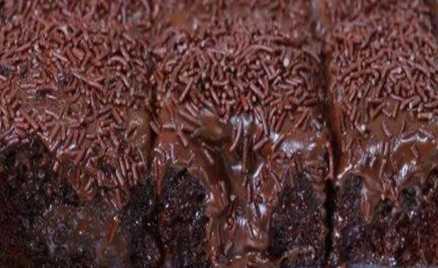 Bolo de chocolate simples e rápido de fazer, que fica muito gostoso para comer diretamente na forma.