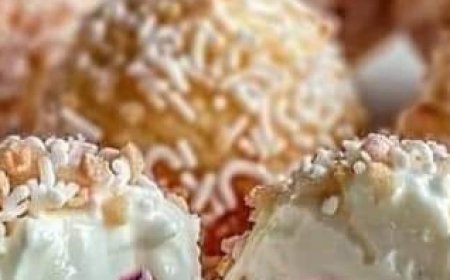 Irresistible Cream and Berry-Filled Pastry Balls: A Sweet Delight for All Occasions