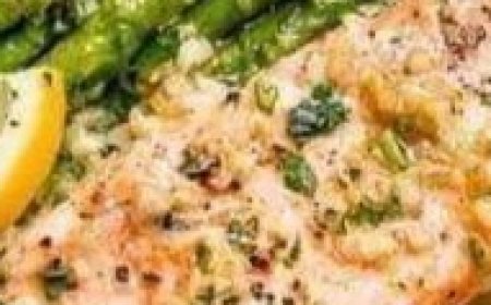 Baked Salmon in Foil with Asparagus and Garlic Lemon Butter Sauce