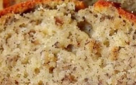 JANET’S RICH BANANA BREAD