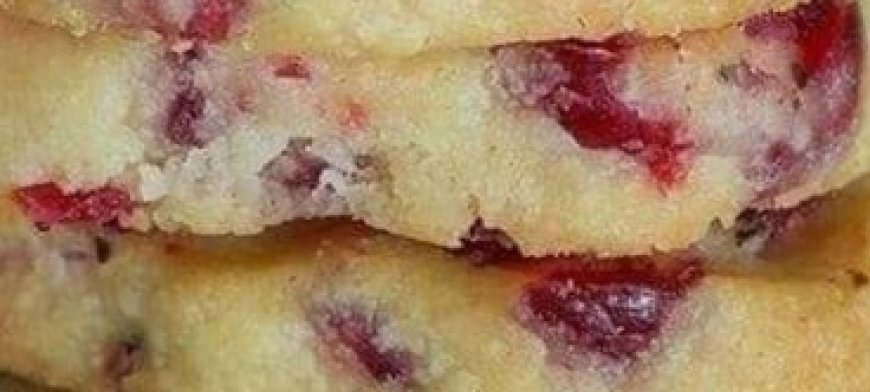 CHRISTMAS-MARASCHINO-SHORTBREAD