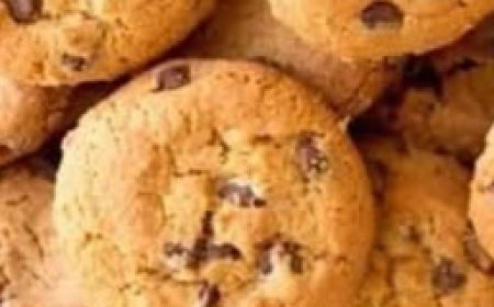 COOKIES WITH CHOCOLATE CHIPS