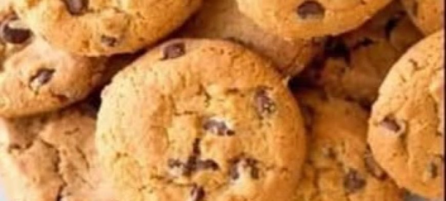 COOKIES WITH CHOCOLATE CHIPS