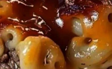 Macarrones con queso y pastel de carne al horno.