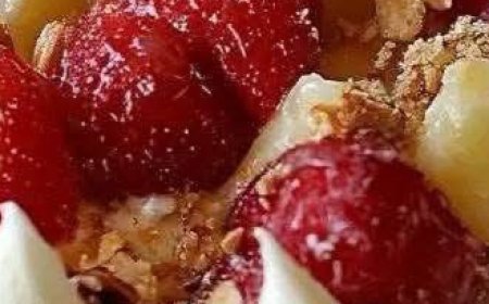 Creamy Cheesecake Fruit Medley: A Decadent and Refreshing Dessert