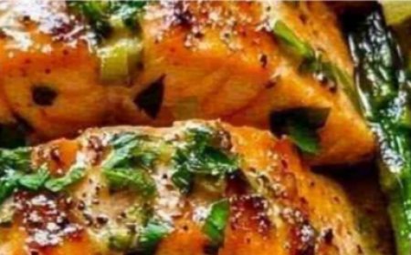 Tasty Baked Salmon in Foil with Asparagus