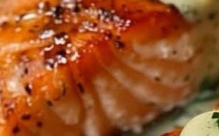 Salmon with Creamy Spinach Sauce