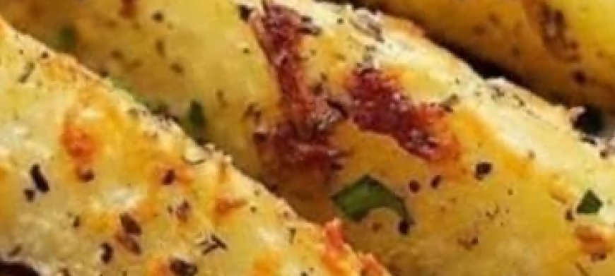 BAKED GARLIC PARMESAN POTATO WEDGES