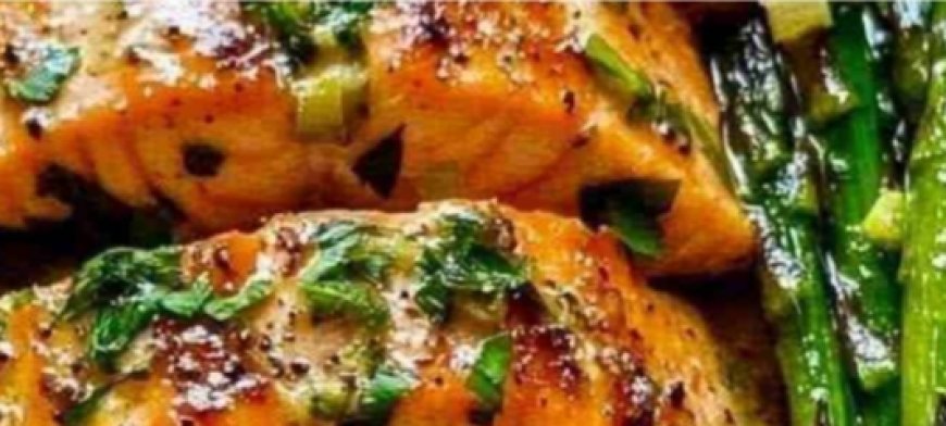 Tasty Baked Salmon in Foil with Asparagus