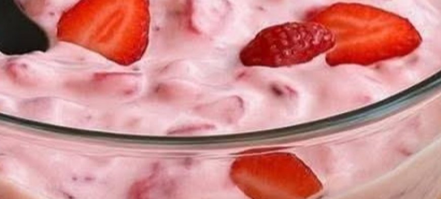 2-Minute Strawberry Yogurt Dessert