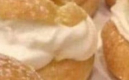 MOM’S FAMOUS CREAM PUFFS