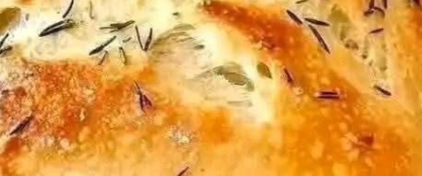 The Bread That Drives Everyone Crazy: No-Knead Garlic Bread Recipe
