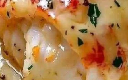 Broiled Lobster Tails in Creamy Garlic Butter Sauce