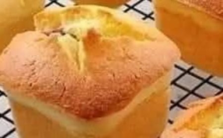 This mini strawberry runny cake is delicious in one bite. Super easy to bake and perfectly served warm.