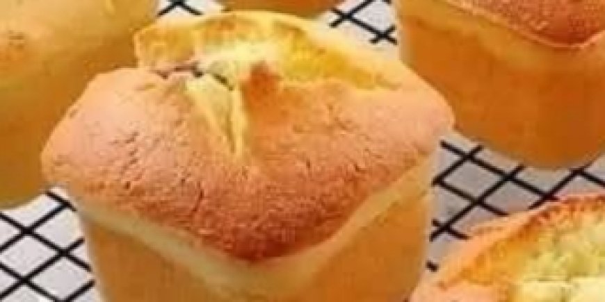 This mini strawberry runny cake is delicious in one bite. Super easy to bake and perfectly served warm.