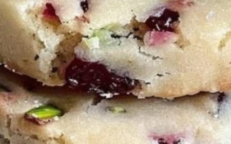 Cranberry Pistachio Shortbread Cookies – A Festive, Buttery Delight