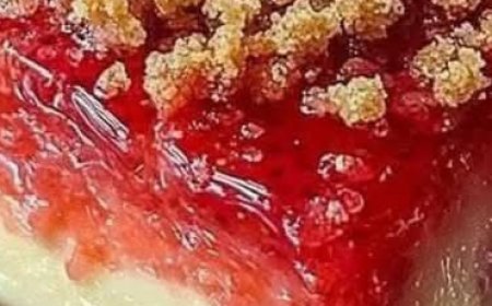 STRAWBERRY CHEESECAKE BARS