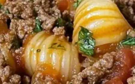 This 30-minute creamy beef and shells recipe is simple to make. It’s a budget-friendly and comforting meal that has pasta in a tasty meat sauce with a hint of cream!