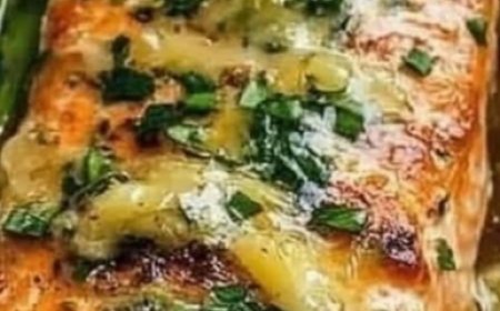 Baked Salmon in Foil with Asparagus and Garlic Lemon Butter Sauce