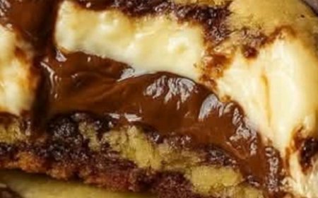 Cheesecake-Filled Chocolate Chip Cookies