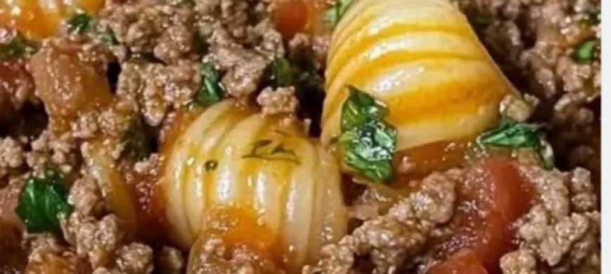 This 30-minute creamy beef and shells recipe is simple to make. It’s a budget-friendly and comforting meal that has pasta in a tasty meat sauce with a hint of cream!