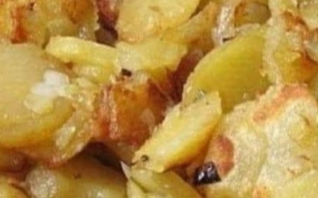 Fried Potatoes and Onions with Smoked Sausage