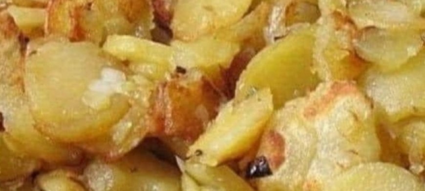 Fried Potatoes and Onions with Smoked Sausage