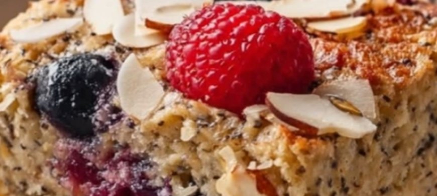 Baked Oatmeal with Berries and Almonds